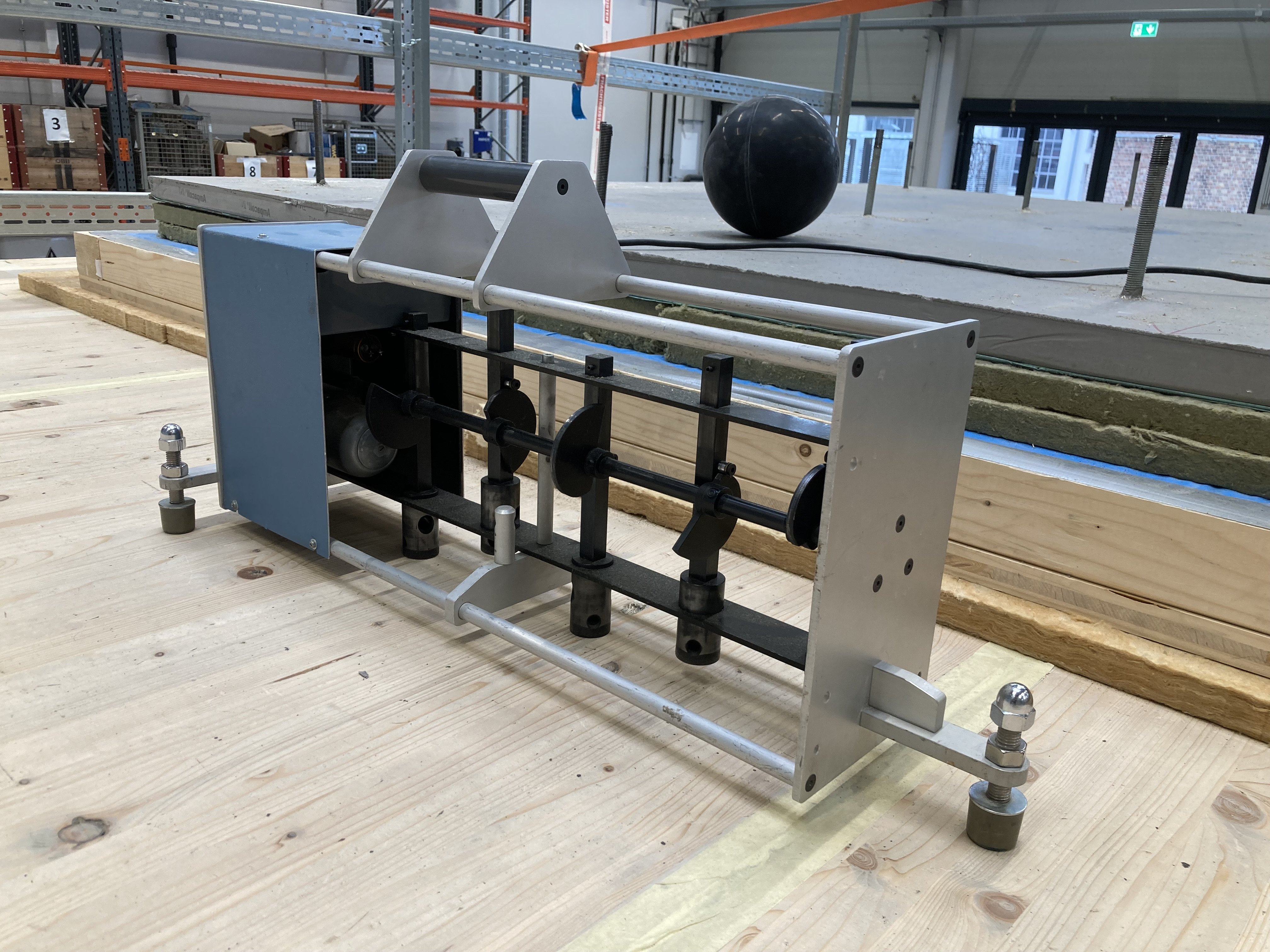 hammerwerk_am_schallprufstand_bei_schallholzbau_c_ecoplus