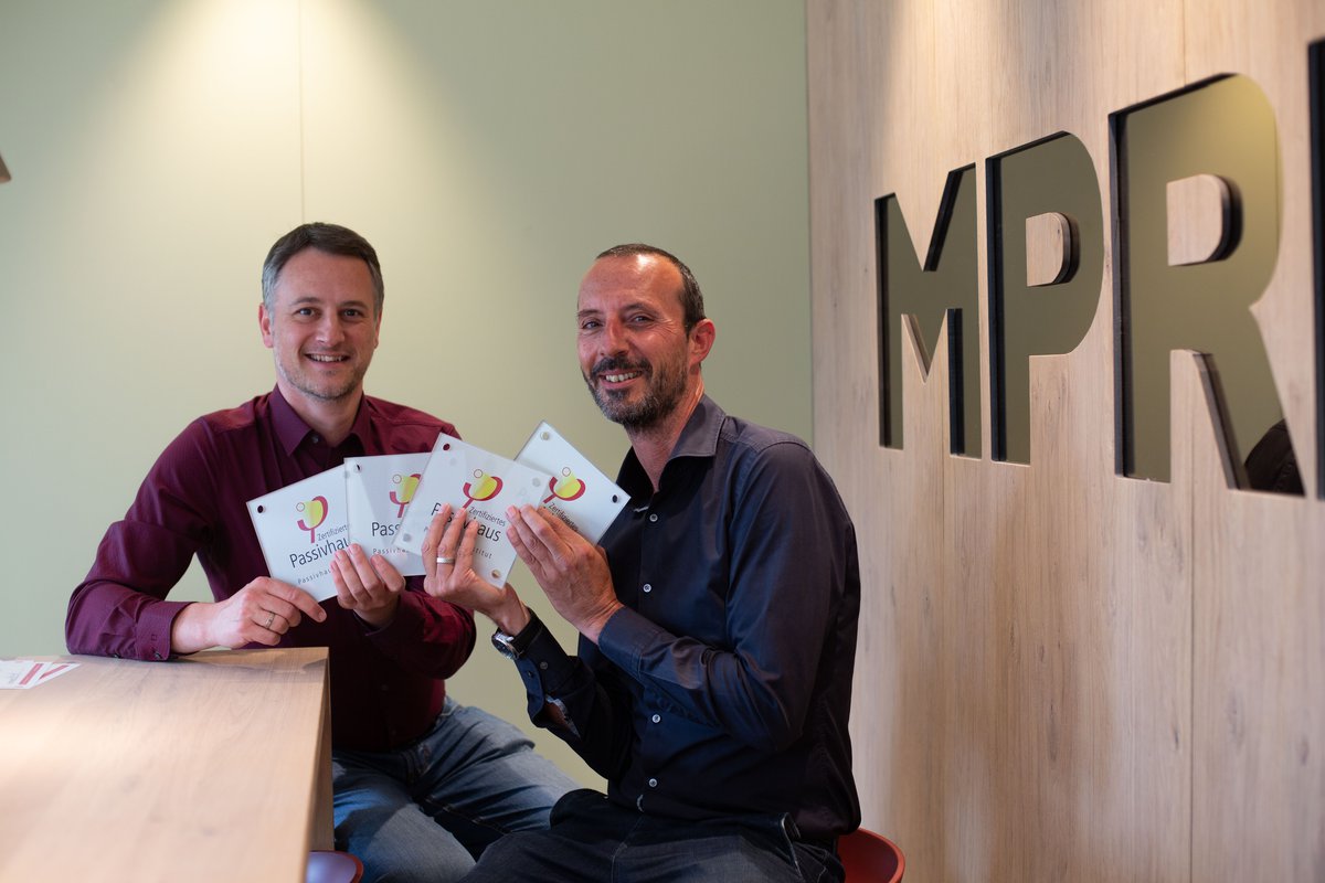Laszlo Lepp (Passivhaus Institut) und Paul Mölk (MPREIS), Fotocredit: MPREIS Passivhaus-ZertifikatsuebergabeMPREIS.jpeg